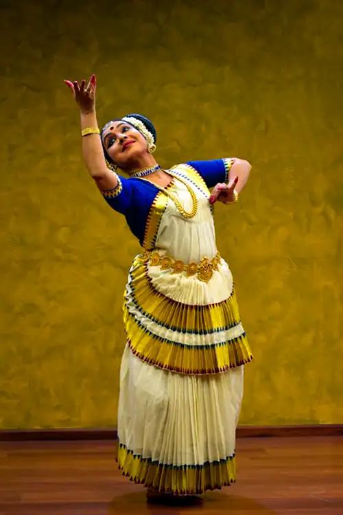 Mohiniyattam