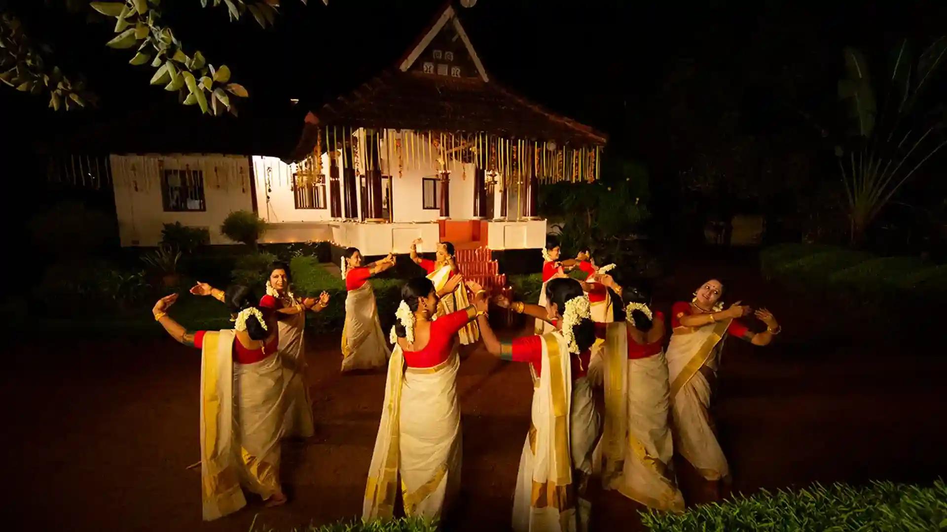 Graceful dance by women groups - Thiruvathira Graceful dance by women groups - Thiruvathira