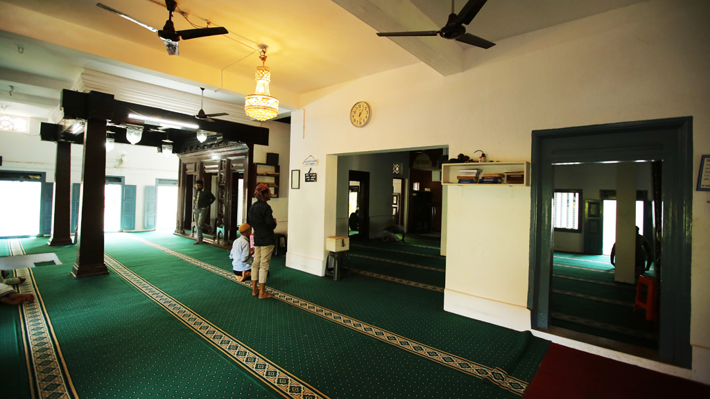 Inside view of Thayalangadi Mosque