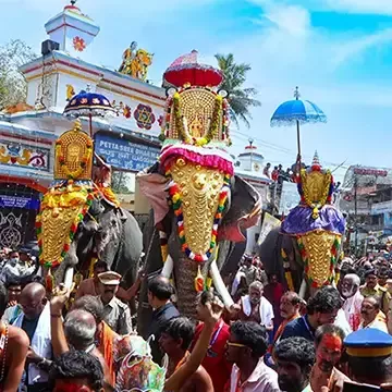 ಎರುಮೇಲಿಯಲ್ಲಿ ಅಯ್ಯಪ್ಪ ಭಕ್ತರ ಮೆರವಣಿಗೆ ಮತ್ತು ಪೇಟ್ಟ ತುಳ್ಳಲ್ (ಆಚರಣೆಯ ನೃತ್ಯ)