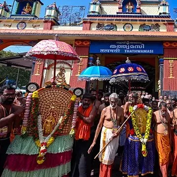 Ambalappuzha, Alangad Petta Thullal sanghams at the gateway, Erumeli