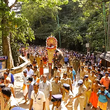 The ezhunnellathu (procession) from Sannidhanam, reaching Sharamkuthi