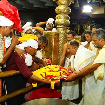 The Kodikura and Kodikkayar (holy flag & rope) offering ritual at Sabarimala