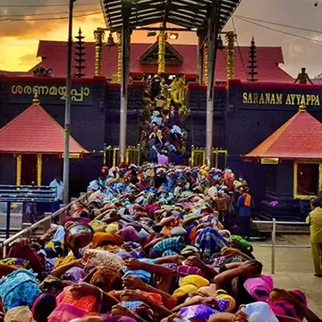 Devotees waiting for the darshan, in front of the 18 holy steps at Sabarimala Temple